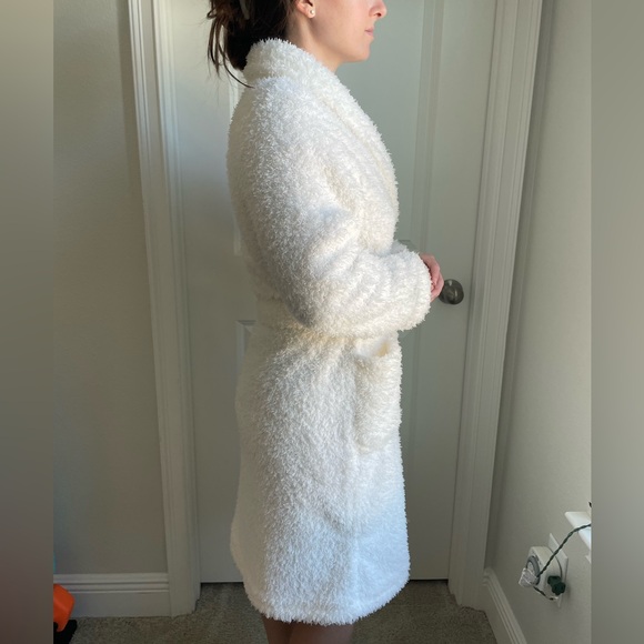 ULTA Fuzzy Robe - Picture 4 of 14